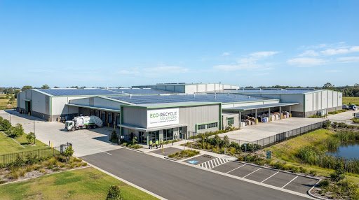 Vista exterior de la planta de reciclaje con placas solares en la cubierta